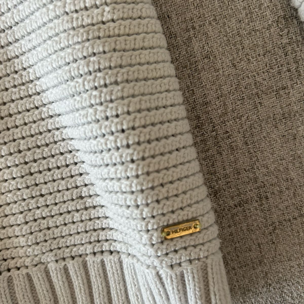 Tommy Hilfiger Maglioni & Felpe: Damen Pullover Tommy Hilfiger V-Ausschnitt Grau Grösse S – Usato da Ebikon venduto da luu_2x95 1