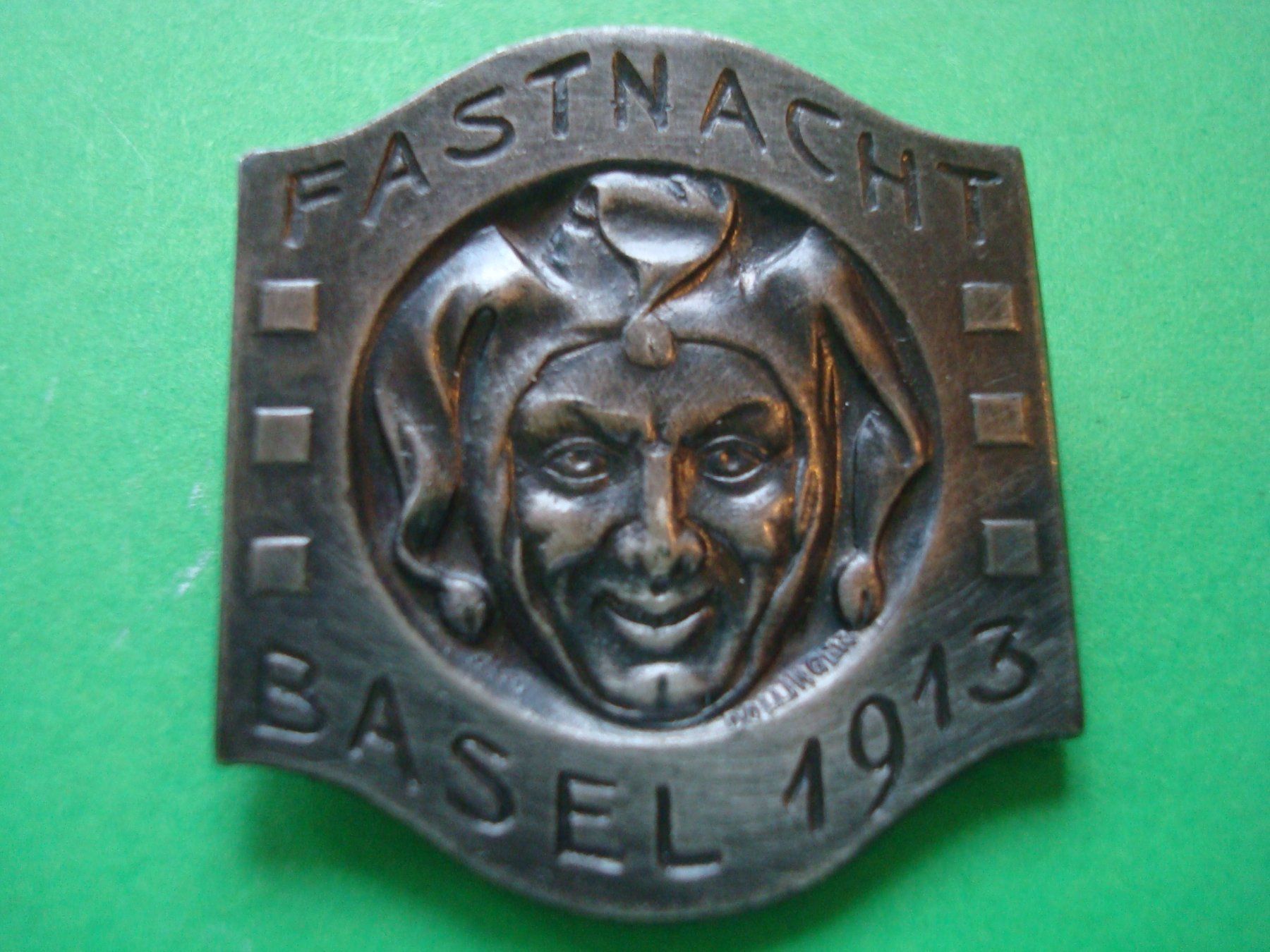 Placchette & Badge: Fasnachtsplakette Silber 1913 – Usato da Riehen venduto da Baerewaegli
