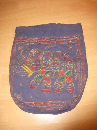 Blaue Stoffrucksack mit aufgenähtem Elefanten