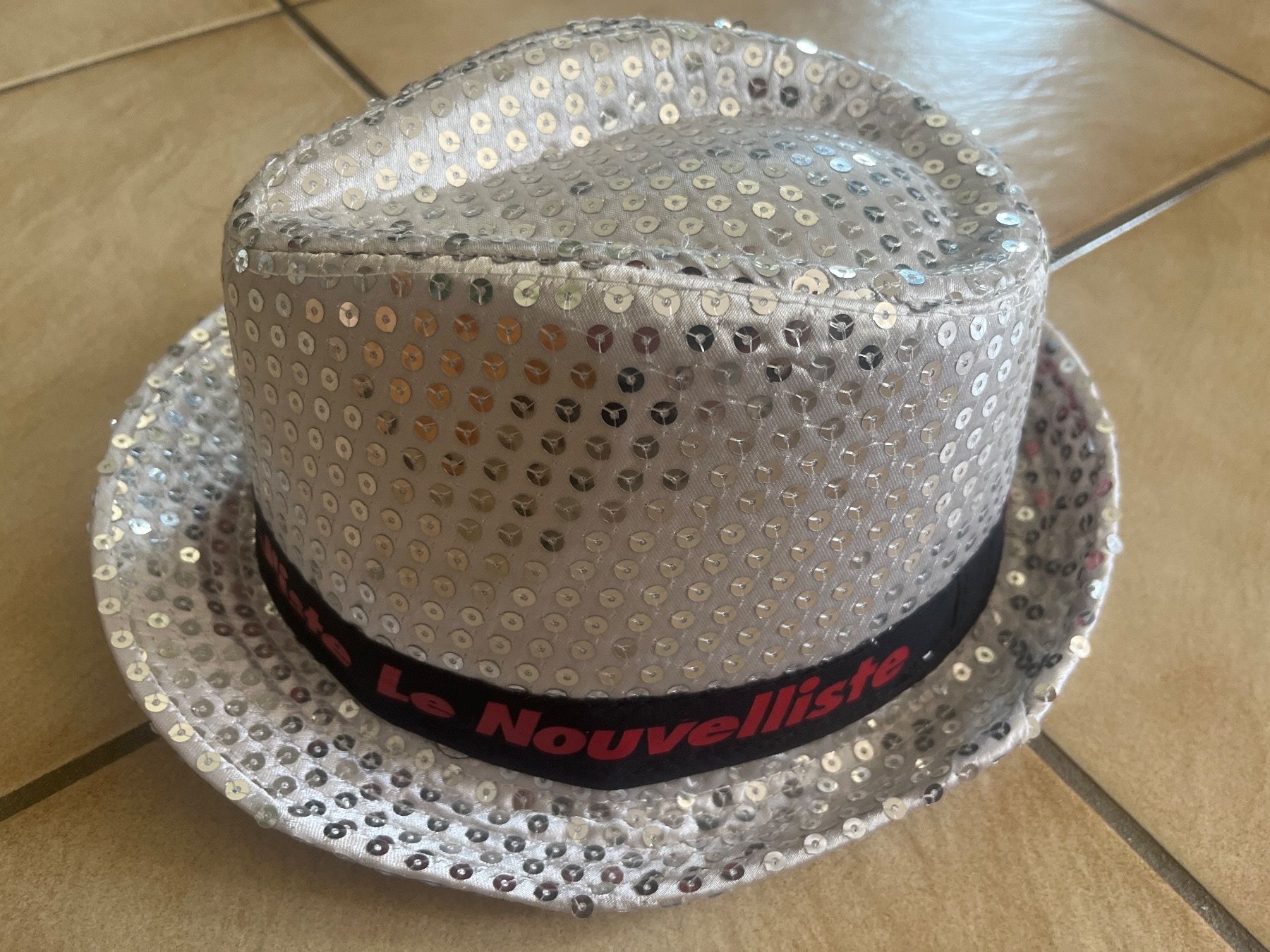 Hüte, Mützen & Caps: Chapeau Fedora blanc Le NOUVELLISTE – Gebraucht aus Vernayaz von Darkfrost 1