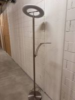 Neuwertige weiße Stehlampe