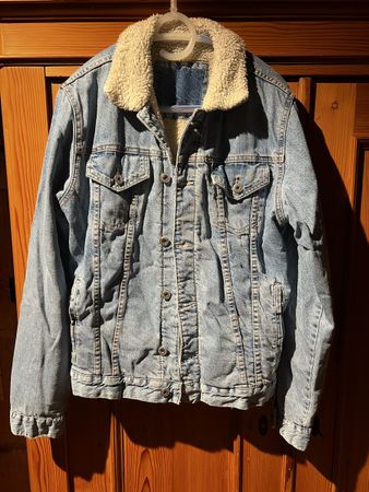 ZARA Jeansjacke mit Teddyfutter – Grösse L – Hellblau