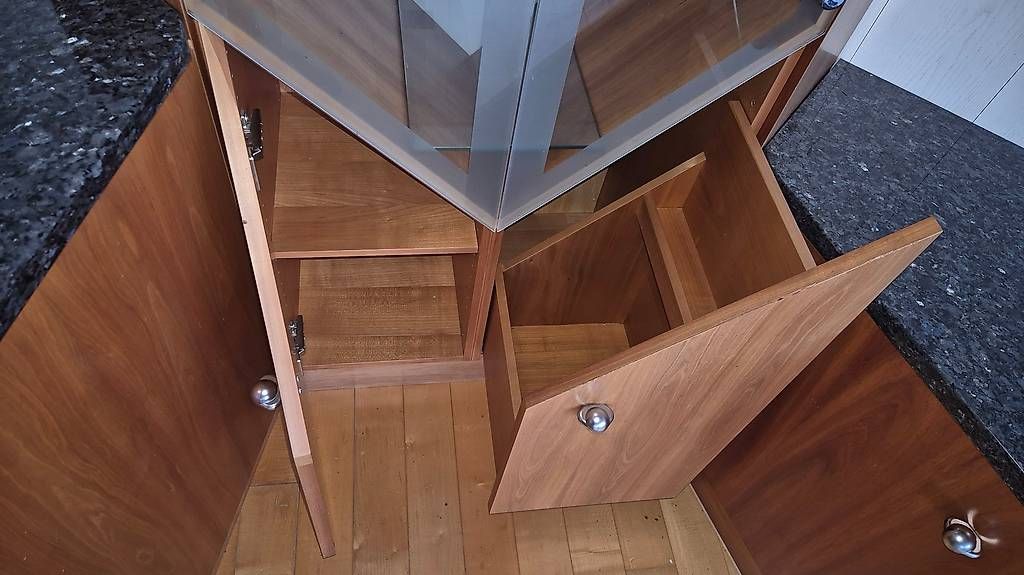 Credenze: Eck - Möbel mit Vitrine und Sideboards – Usato da Tägerwilen venduto da Huk3 3