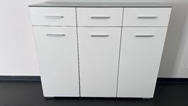 Schönes Schränklein mit Glasabdeckung und viel Stauraum