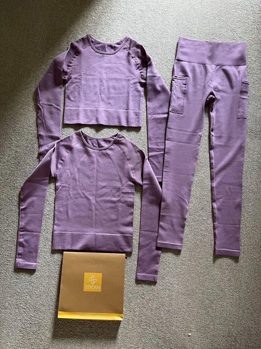 Lotti di vestiti: ZOCKN Sport Set Lila, Grösse S oder M Fabrikneu – Nuovo e nell'imballaggio originale da Rekingen AG venduto da Barmaleus