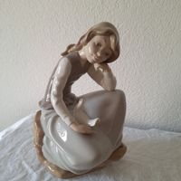 Versand möglich. Hübsche Porzellan Figur Mädchen Vogel