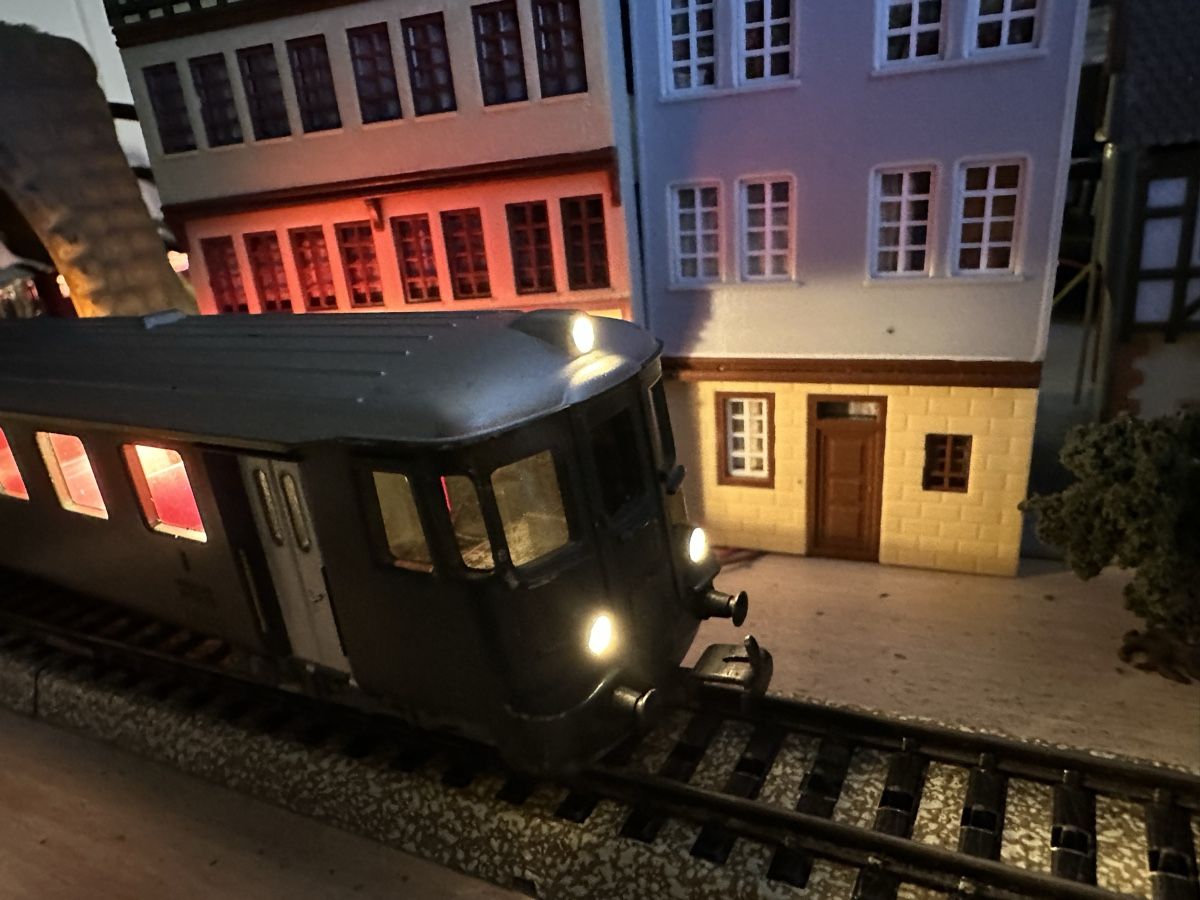 Hag Modelleisenbahnen: Hag SBB Re 4/4 II Personenzug – Gebraucht aus Lupsingen von New-Haven 2