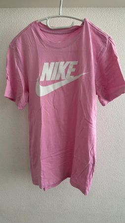 T-shirt Nike rosa con logo bianco taglia S