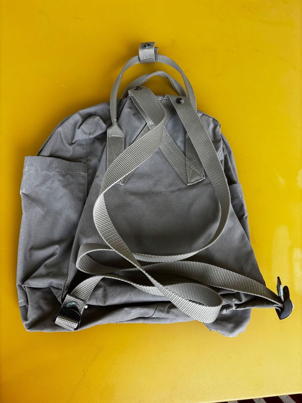 Fjällräven Zaini: FJÄLLRÄVEN grauer Rucksack – Usato da Zürich venduto da missmodernage 2