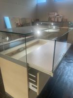 3 beleuchtete Standvitrinen (mit integrierten Schubladen)