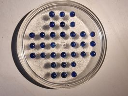 Solitär Spiel Glasplatte mit blauen Kugeln 23 cm Durchmesser