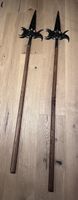 Zwei Hellebarden Dekoration   Metall Holz