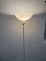Stehlampe, weiss, dimmbar - Ideal für gemütliche Abende