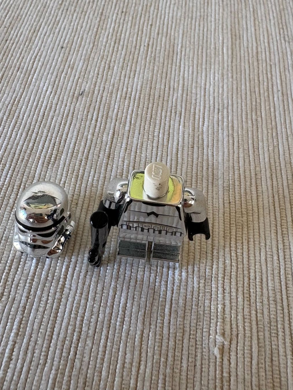 Lego Statuette: LEGO Star Wars Chrome Stormtrooper – Usato da Nidau venduto da LEGOBrickMT 5