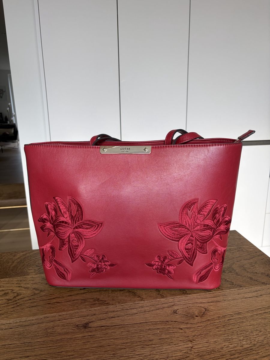 Guess Taschen für Damen: “Guess” shoulder bag in very good condition – Gebraucht aus Zürich von MariaJC