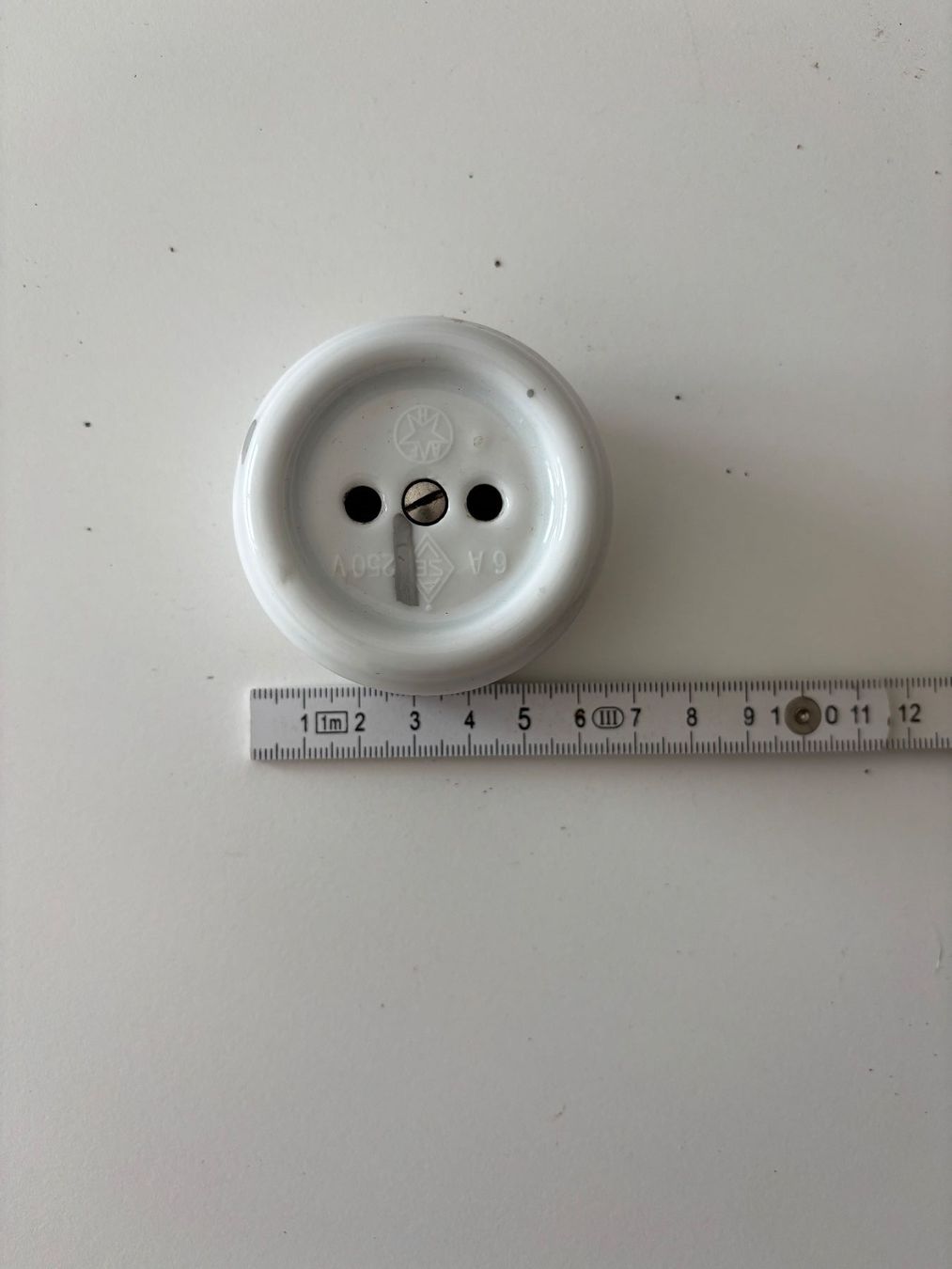 Stecker: Steckdose, antik (ohne Inhalt) – Gebraucht aus Niederurnen von Guste