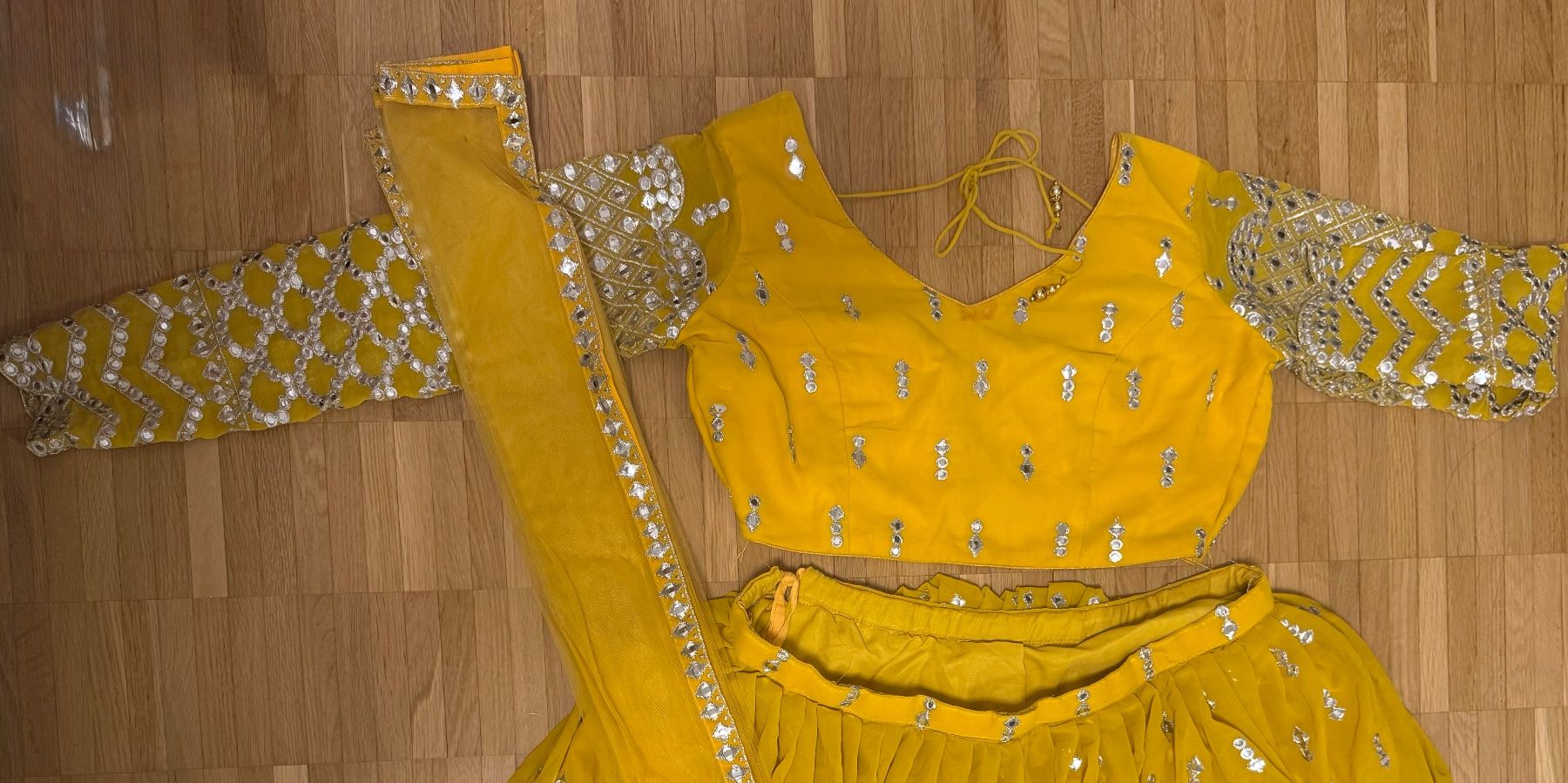 Vestiti: Yellow Georgette Embroidered Lehenga Set – Nuovo (secondo la descrizione) da Bulle venduto da pra_c9c8 1