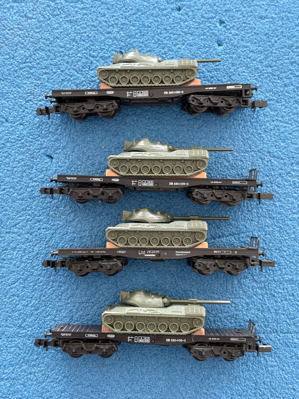 Arnold Modelleisenbahnen: 4x Arnold 4970 Schwerlastwagen mit Leopard Panzer – Gebraucht aus Hauterive NE von eriamch