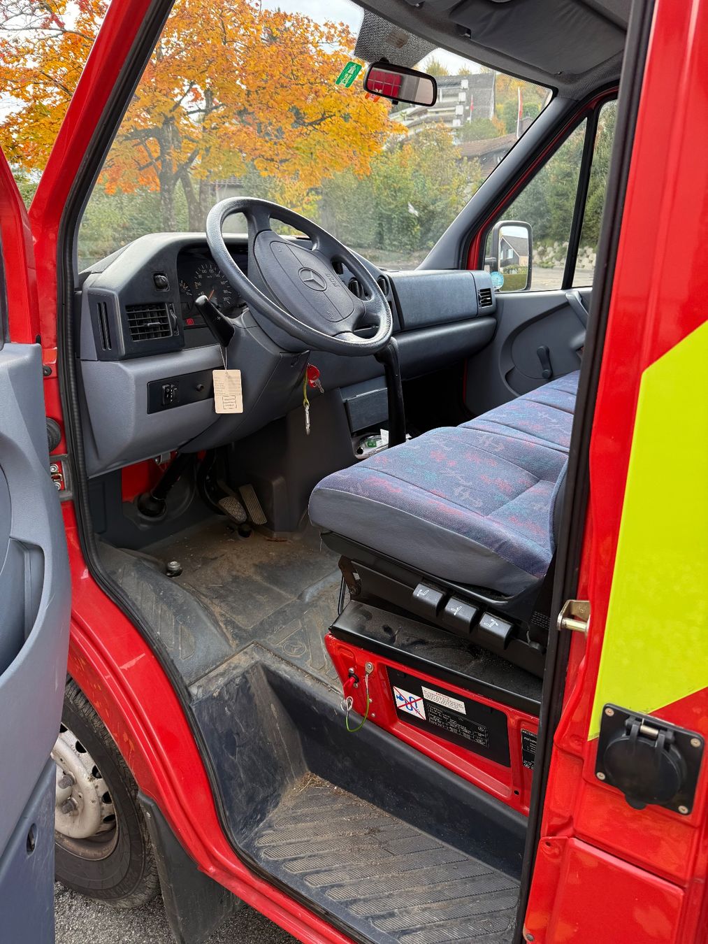 Mercedes-Benz Veicoli commerciali: Mercedes-Benz 310 D mit Hebebühne – Usato da Schönenberg ZH venduto da froggi1 6