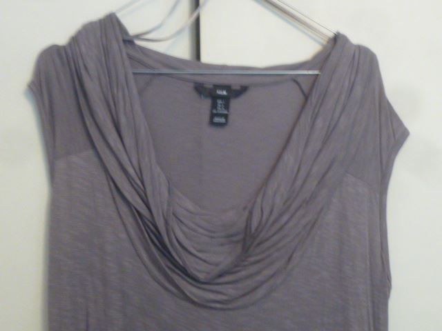 H&M T-Shirts: T-Shirt Gr.L, Grau, H&M NEU – Neu (gemäss Beschreibung) aus Hinwil von Glasperlen