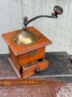 Kaffee-Mühle, Holz, sehr alt