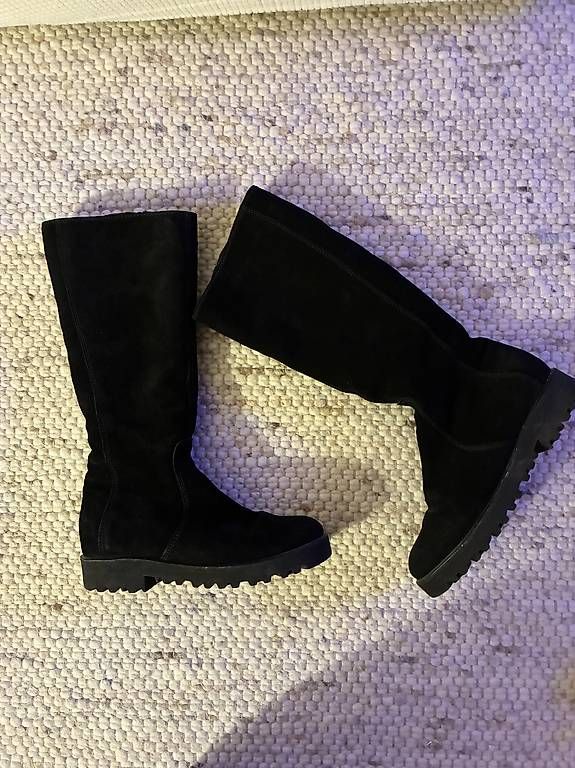 Vibram Chaussures femmes: Botte de neige fourre daim noir – D'occasion à Nyon par Sotara 1