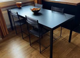 Eleganter Designertisch / anthrazitfarbene Natursteinplatte