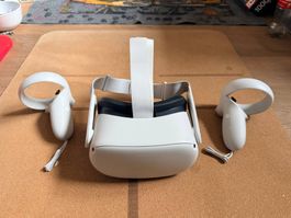 Oculus Quest 2 VR Headset mit Controllern (wenig gebraucht)