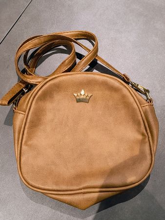 Süsse Umhängetasche in Cognac-Farbe mit goldener Krone.