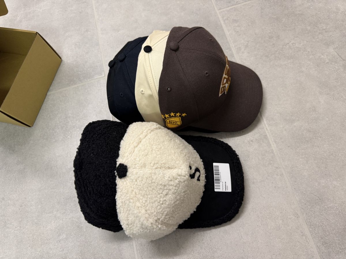 Copricapi, berretti & cappellini: 4 Snapback Caps - Winter & Stoff Caps – Nuovo (secondo la descrizione) da Fislisbach venduto da an2an