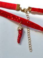 Roter Samt-Choker mit Strass & Chili-Anhänger