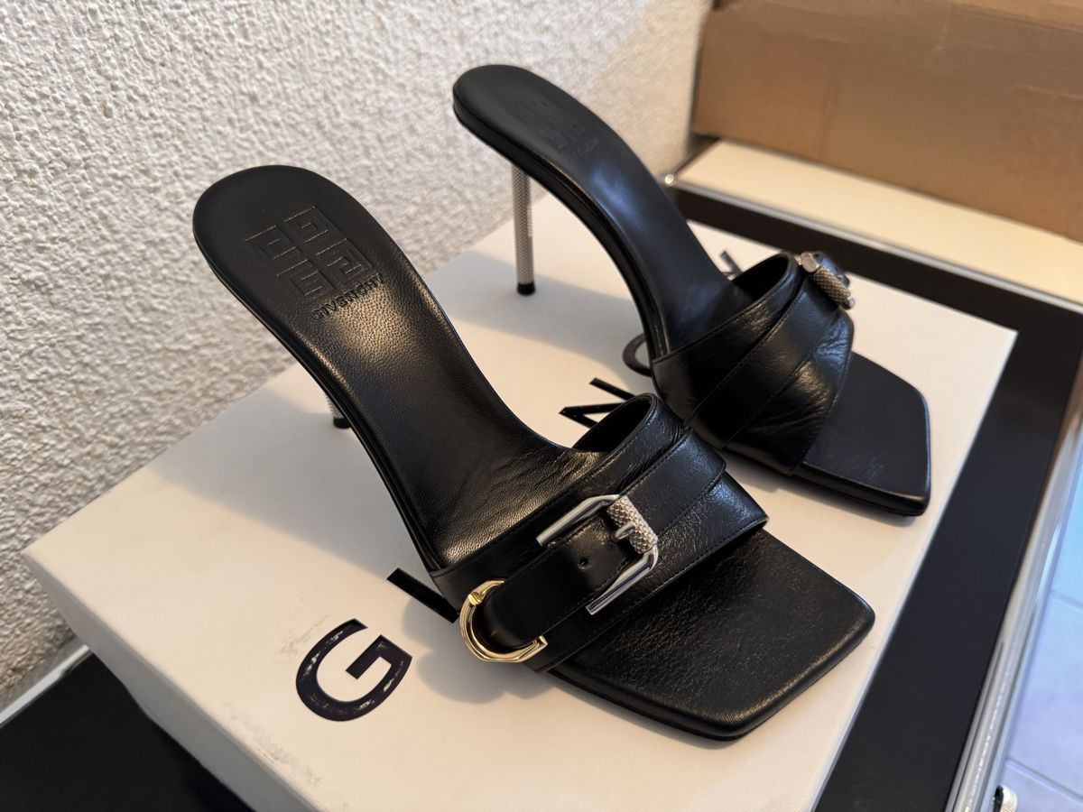 Givenchy Scarpe da donna: Wunderschöne Sandalen von Givenchy, Grösse 36 – Usato da Wilderswil venduto da Renaissance1 2