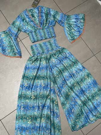 Bohobluse und Hosenrock aus Seide