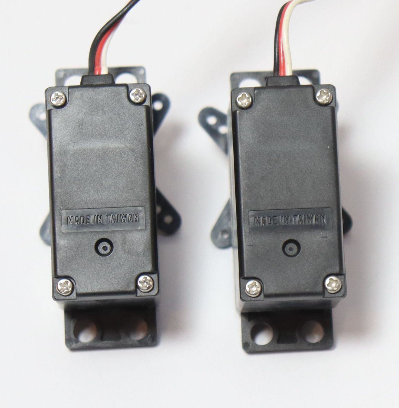 Futaba RC Kits de montage: Standard Servo Futaba S3003 2 Stück – D'occasion à Frick par volvo850driver 4