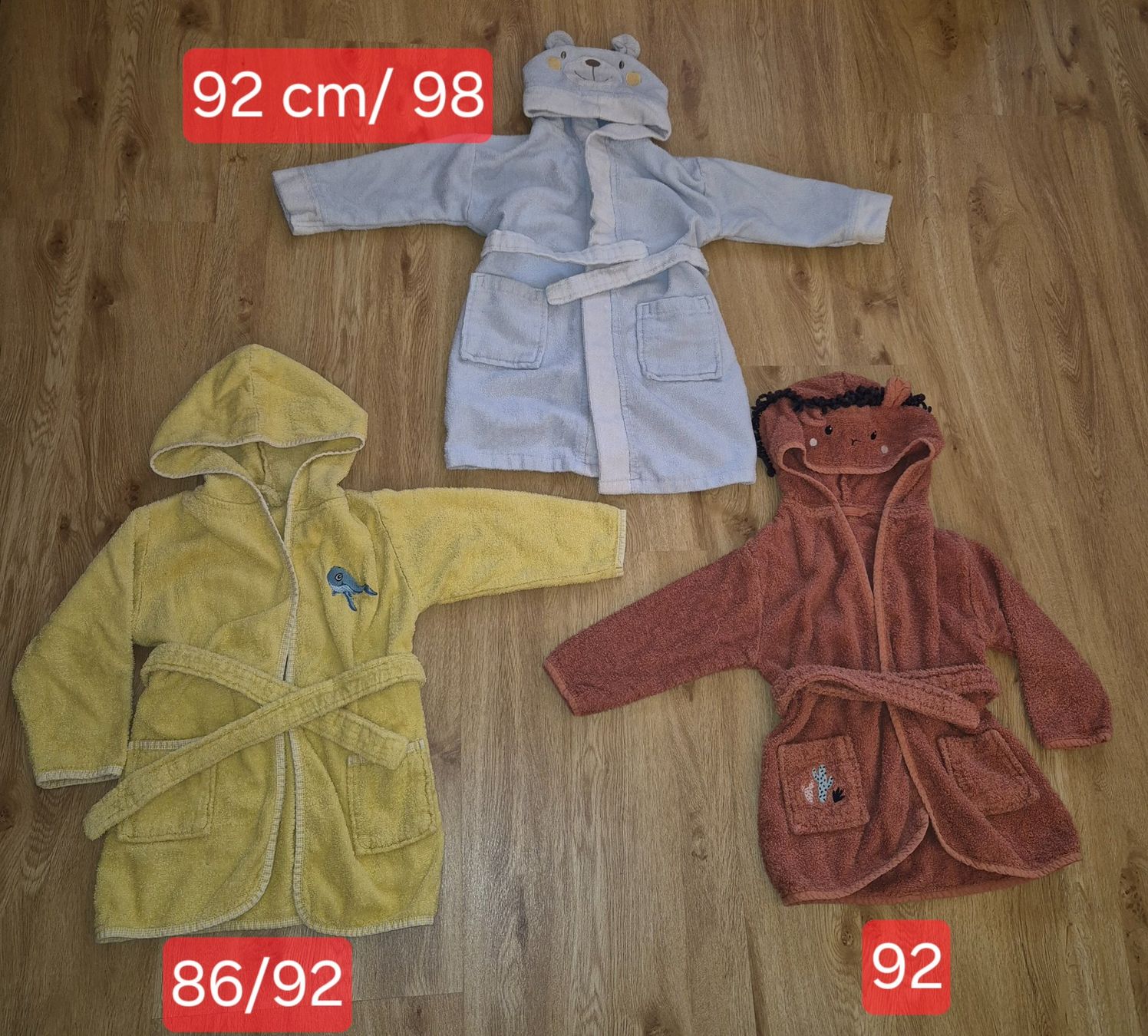 Lotti & Set di vestiti: Kinder Kleiderpaket Bademantel Grösse 86, 92 – Usato da Halten venduto da apl_6bf6