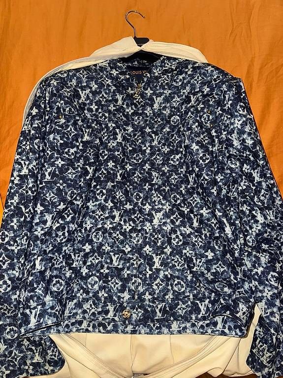 Cappotti: Louis Vuitton Manteau Jeans – Usato da Genève venduto da gae_5vrx