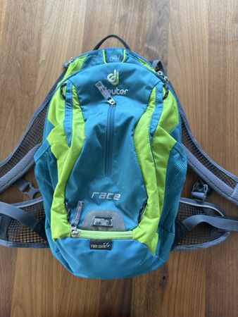 Deuter Race Rucksack mit Regenhuelle H2O Airstripes.