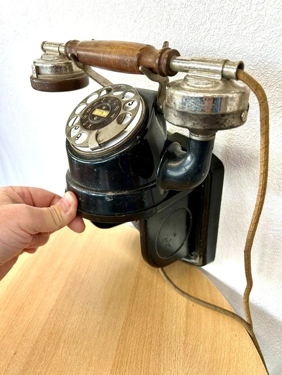 Antikes Retro Wandtelefon - Kabelgebundenes Festnetztelefon In Rot-Bronze