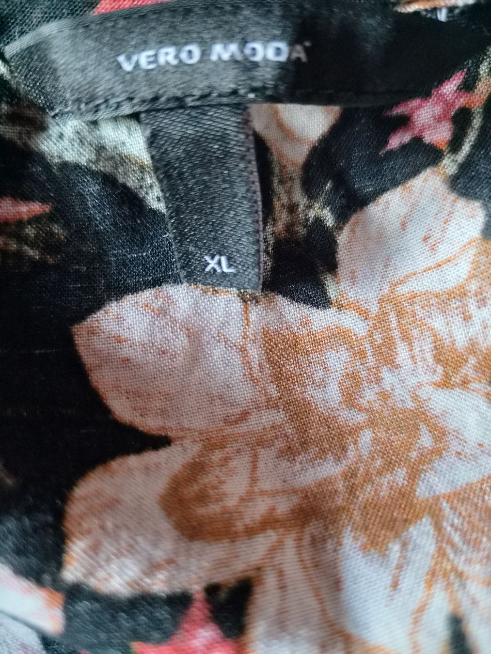 Vero Moda Blusen: Kurzarmbluse Vero Moda Blumenmuster Schwarz Gr. M/L Viskose – Gebraucht aus Wattwil von tannenmeise73 3