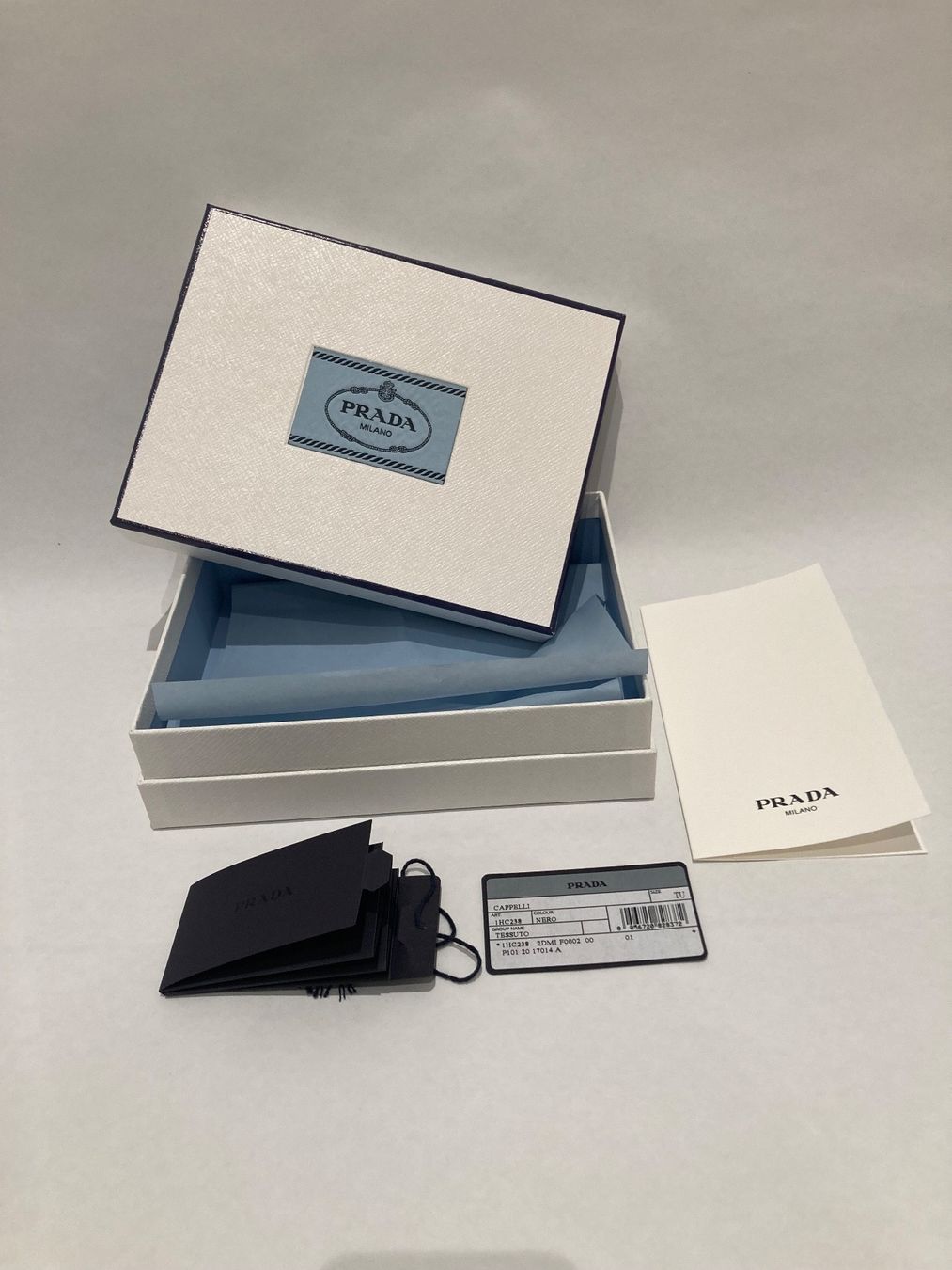 Prada Copricapi, berretti & cappellini: Prada cappuccio unisex (NEW) – Nuovo e nell'imballaggio originale da Paradiso venduto da Kayakara 6
