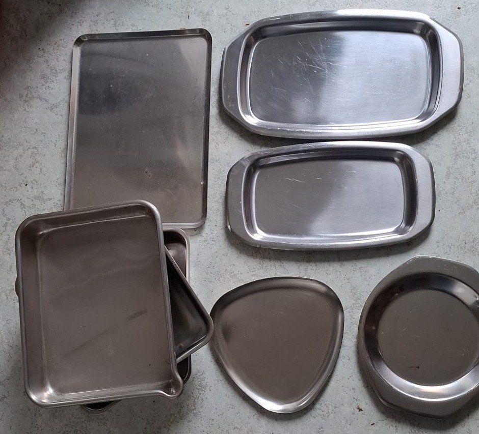 Elettrodomestici da cucina: Verschiedene Chromstahlplatten und - gefässe – Usato da Wettingen venduto da huitzilopostli 1