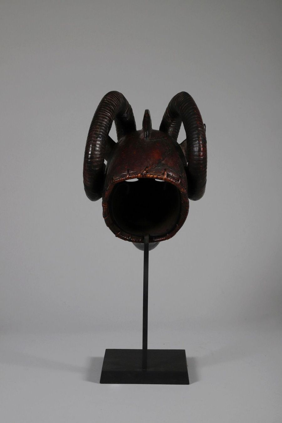 Skulpturen & Statuen: Ram-wolf Africain mask on stand, Ekoi style, mid 20th – Gebraucht aus Apples von the_7jtf 1