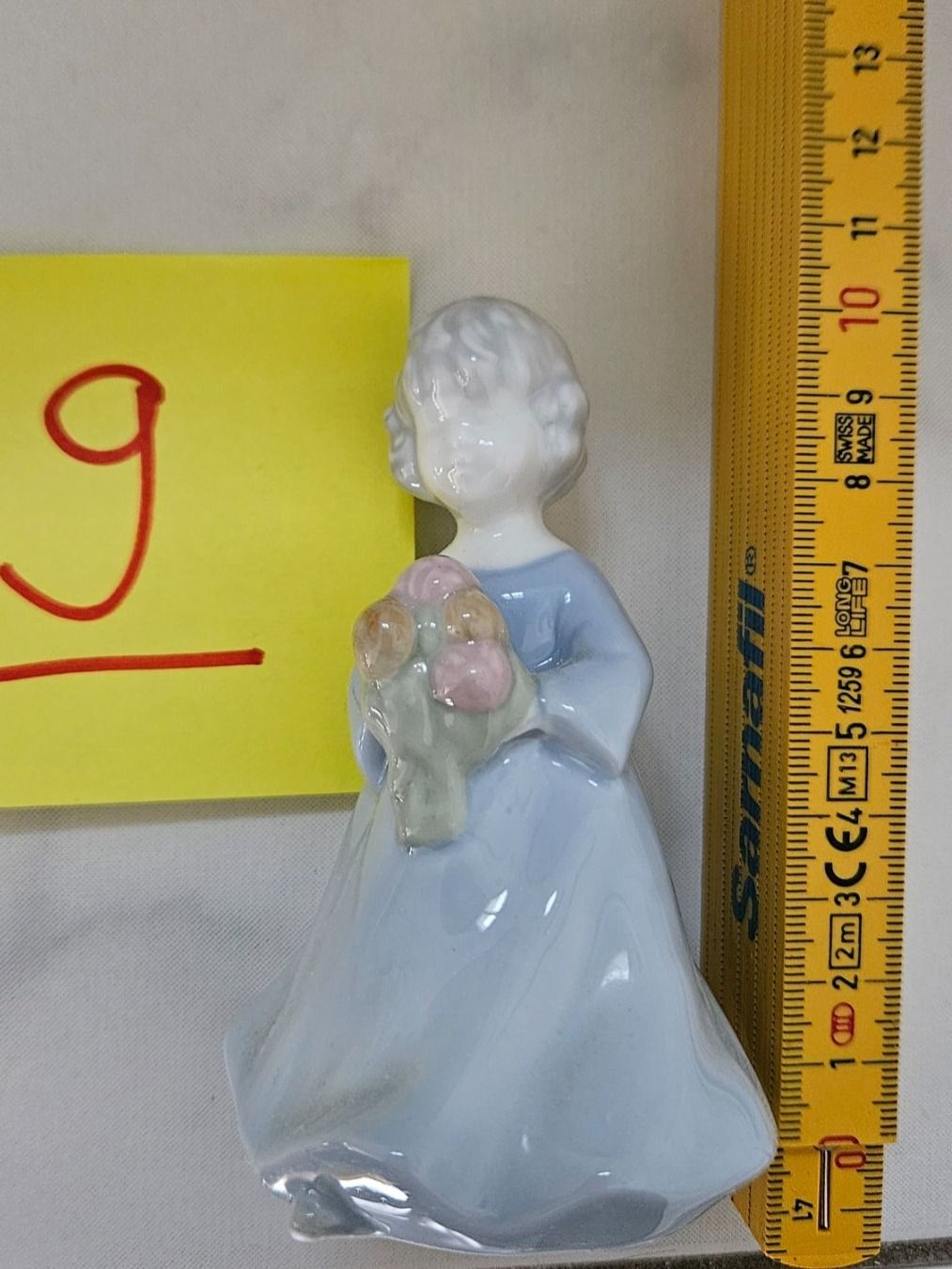 Figuren: Porzellanfigur Mädchen mit Blumenstrauss – Gebraucht aus Meggen von G7957c24