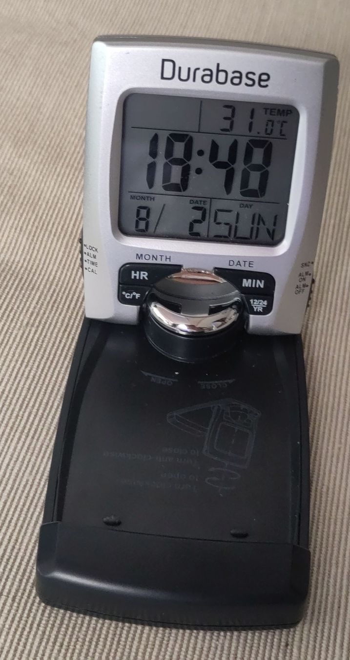 Durabase Réveils: Reise-Klappwecker mit Kalender und Thermometer Silber – D'occasion à Zürich par her_yqt7