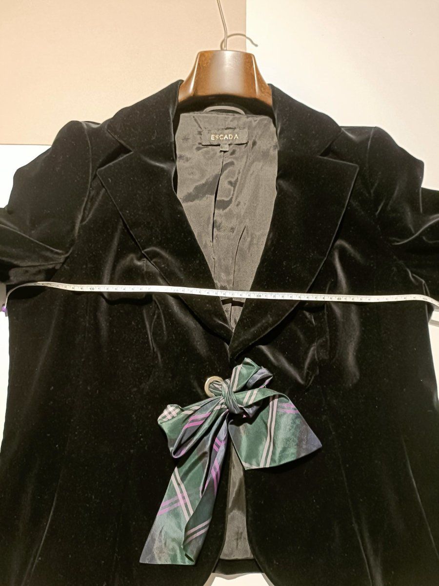 Escada Giacche: Escada Samtjacke mit Schleife, Schwarz GR.44 – Usato da Zollikofen venduto da Proseco 1