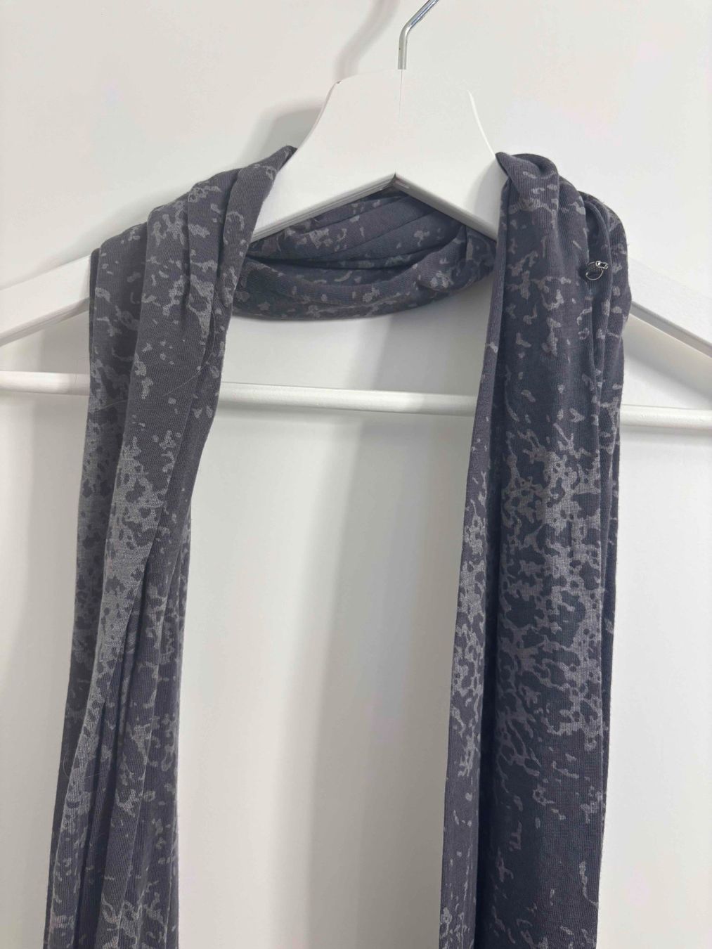 Foulard & Sciarpe: Dünner Stoff-Schal in Grau – Usato da Thalwil venduto da san_685y