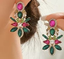 Très jolies boucles d’oreilles avec pierres neuves 5 X 3,2