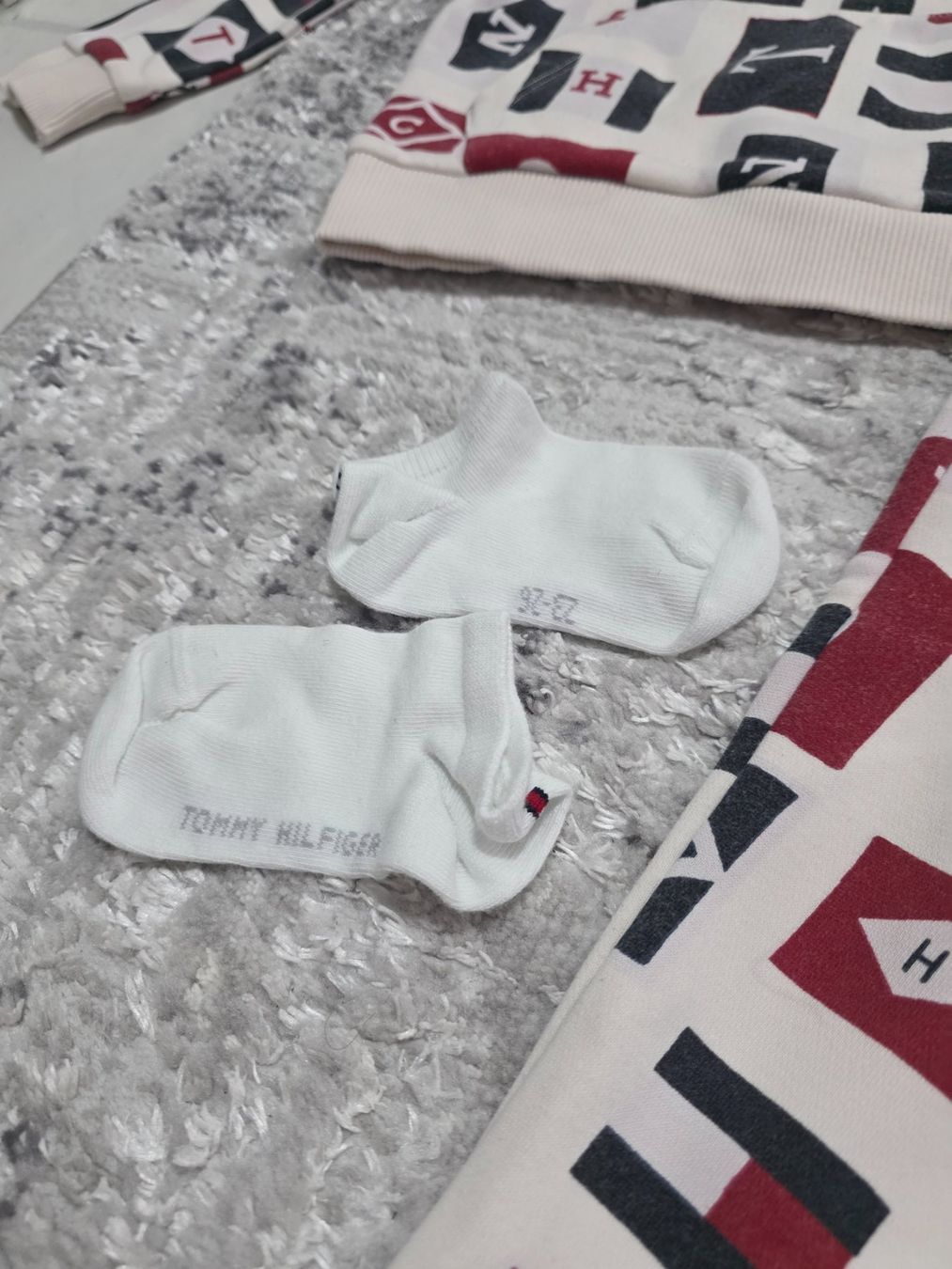 Tommy Hilfiger Lotti & Set di vestiti: Tommy Hilfiger Trainer Kinder Grösse 98 – Usato da Scherzingen venduto da Benjanil 3