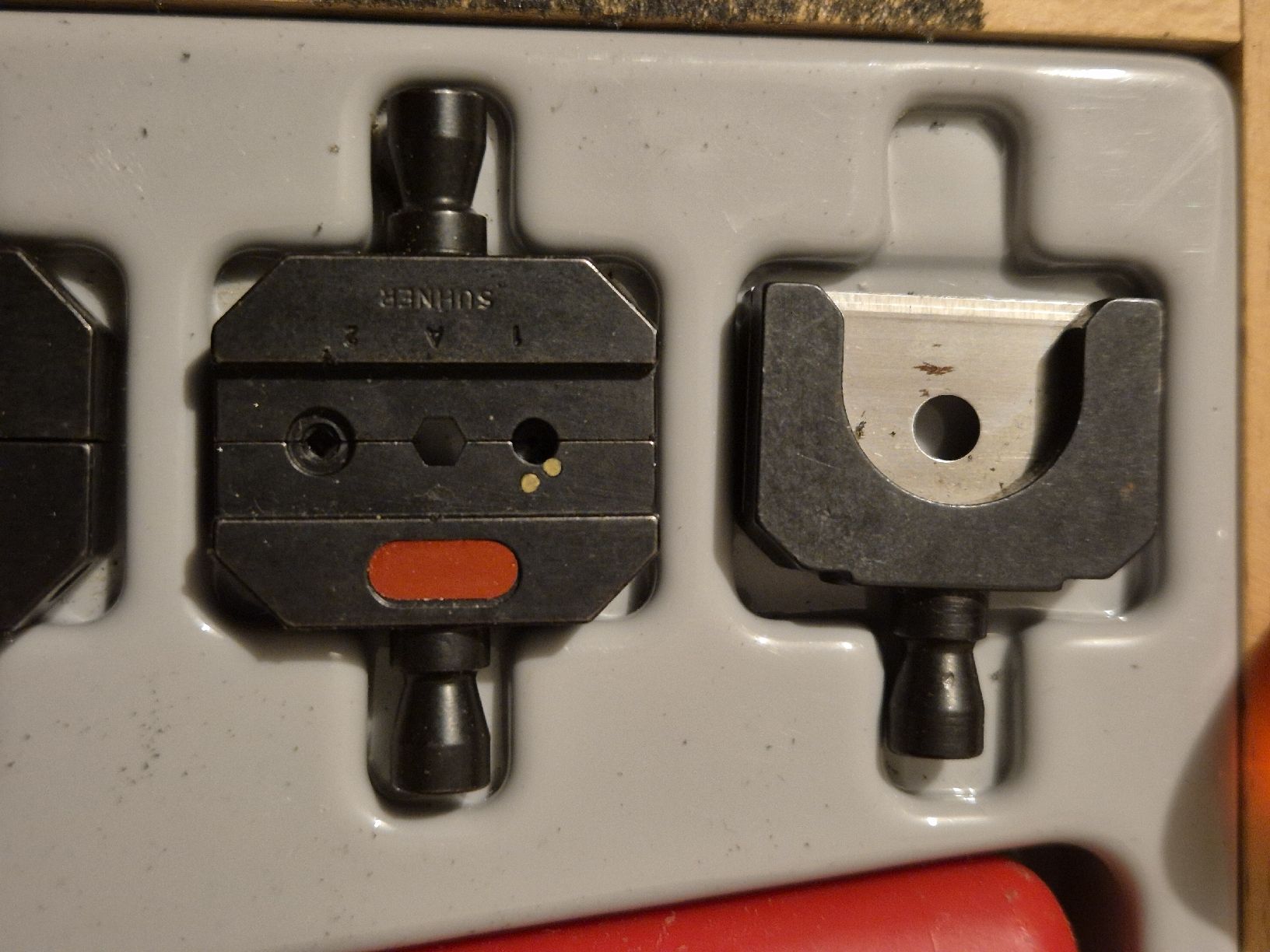 Suhner Tutti gli attrezzi: Crimpzange SUHNER CH-9100 mit Einsätzen und Koffer – Usato da Weinfelden venduto da Sladjan68 4