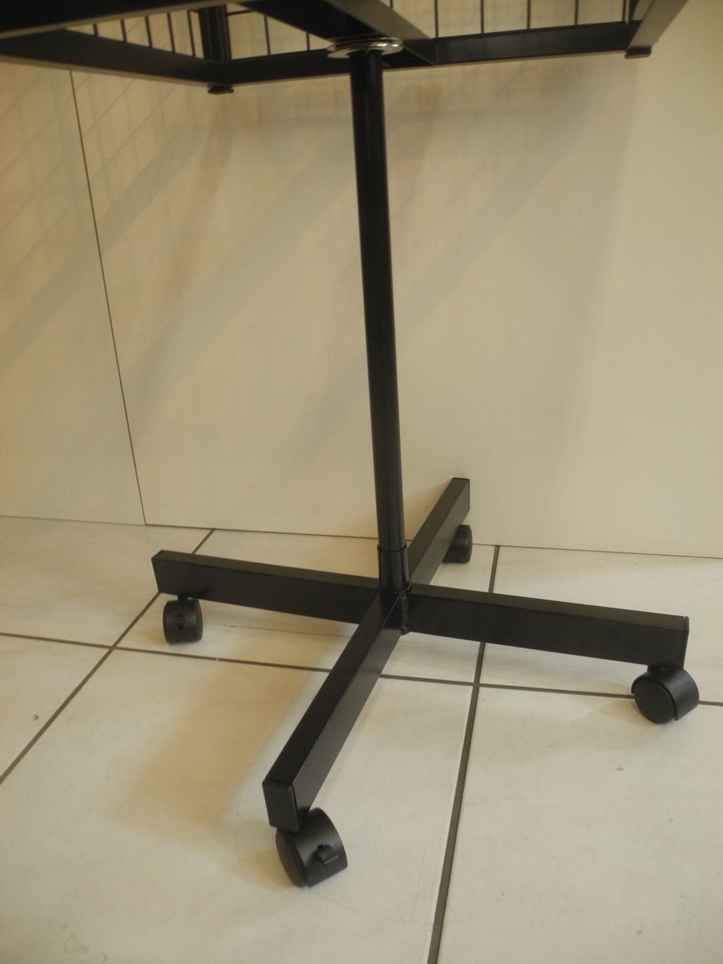 Altro in Decorazioni & Accessori: Verkaufsständer auf Räder schwarz – Nuovo (secondo la descrizione) da Kottwil venduto da Crazyrolf 4